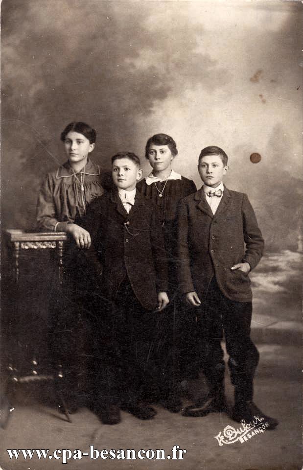 BESANÇON - Portrait de filles et garçons - 10 décembre 1916